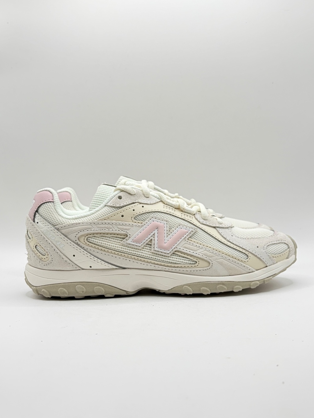 New Balance 204L sneakers in White and Pink 7 Women New